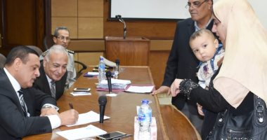 صور.. محافظ البحيرة يلتقى 27 مواطنًا خلال لقائه الدورى بالمواطنين 