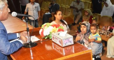 محافظ أسوان يخصص أتوبيس لنقل الطلاب المكفوفين ودراسة تظلمات 10 آلاف مواطن