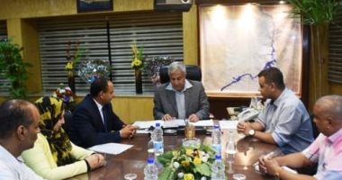 محافظ أسوان يطالب بالتوسع فى القوافل الطبية لعلاج المرضى بالمناطق النائية 