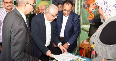فيديو.. رئيس الوزراء يكتب كلمة بدفتر حضور مدرسة القناة بنات ببورسعيد