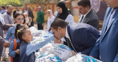صور.. أمانة "مستقبل وطن" بالقاهرة توزع 1500 حقيبة مدرسية بمنشأة ناصر 