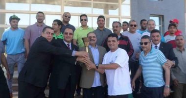 سكرتير عام الوادى الجديد يتسلم شعلة الاتحاد المصرى للثقافة الرياضية