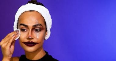 قبل ما ترسميه اعرفى ازاى هتمسحيه.. طرق بسيطة ومبتكرة لإزالة مكياج الهالوين  