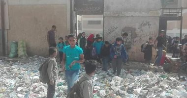 صور ترصد كارثة بيئية أمام مدرسة فى بولاق الدكرور