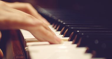 لو عامل بمصنع أو موسيقي ممكن تصاب بالإصبع الزنادية.. اعرف أسبابها وعلاجها