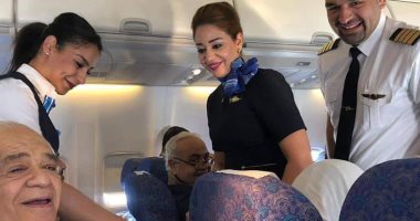 طاقم رحلة مصر للطيران يحتفل بعيد ميلاد راكب على الطائرة