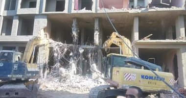 حملة لإزالة عقار مخالف حتى سطح الأرض شرق الإسكندرية