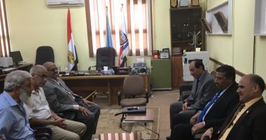 نقيب العلميين يبحث مع مصنع أسمنت قنا تحصيل التمغات لصالح صندوق المعاشات