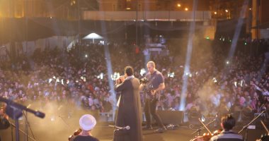 صور .. فريق "إيجيبشن بروجيكت" يحي أولى فقرات حفل الجامعة الكندية