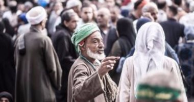 درويش يرقص بثعابين فى حلقة ذكر بمولد السيد البدوى بطنطا