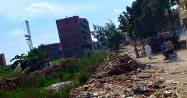 صور.. " القمامة " تحاصر مصرف كنيسة دمشيت بالغربية 