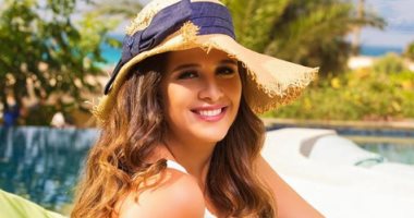 شاهد.. ياسمين عبد العزيز بإطلالة كلاسيكية وسط الأشجار