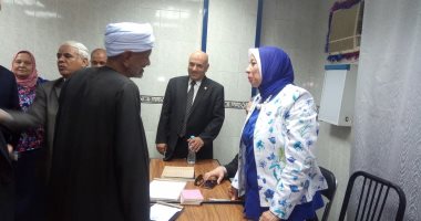 رئيس هيئة التأمين الصحى تستمع إلى شكاوى مرضى التصلب المتعدد بالأقصر