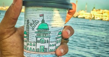 بص لنص الكوباية "المرسوم".."روفا" رسم معالم بورسعيد على أكواب "التيك أواى"
