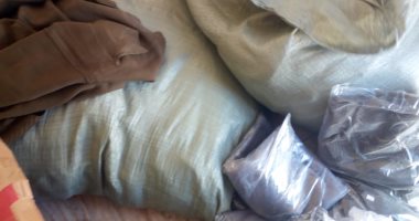 صور.. ضبط سيارة مثبت عليها ونش بداخلها ملابس مهربة فى بورسعيد