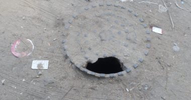 قارئ يطالب بتغيير غطاء بالوعة صرف صحى بإمبابة