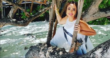 سبقتها ياسمين.. داليا البحيرى تستمتع بآخر أيام الصيفية بجلسة تصوير على البحر