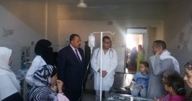 سكرتير عام مساعد أسيوط يزور أسرة مكونة من 8 أشخاص أصيبوا بحالة تسمم غذائى