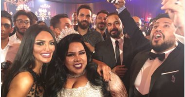 مبروك يا روحى.. سالى عبد السلام تحتفل بزفاف شيماء سيف ومحمد كارتر