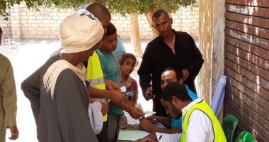 صور.. قوافل "عنيك فى عنينا" تكشف عن مسببات العمى بالمجان بقنا