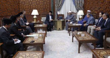 مبعوث رئيس الوزراء الماليزى يسلم شيخ الأزهر دعوة لزيارة بلاده 