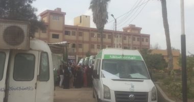 صور.. إجراء الكشف الطبى على 3800 حالة بقرية بكفر الشيخ 