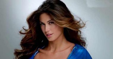 10 جميلات تخصص مواعدة نجوم كرة قدم.. صور