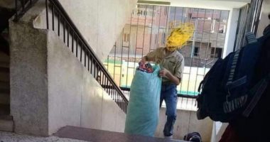 شكوى من استغلال طلاب مدرسة ابتدائية بالدقهلية فى حمل المقاعد وبيع المنتجات