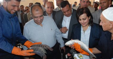 صور.. وزير الزراعة يستجيب للصيادين ويعيد النظر فى قيمة إيجار المزارع السمكية 