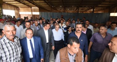 صور.. وزير الزراعة ومحافظ البحيرة يتفقدان مصنعا للأعلاف السمكية 
