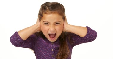 ابنك بيتعصب ويخش فى نوبات صراخ.. اعرفى إزاى تتعاملى معاه برا وجوه البيت