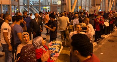 صور.. أهالى بعثة الأولمبياد يصلون مطار القاهرة بالمزمار البلدى