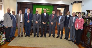 رئيس جامعة الإسكندرية يستقبل فريق وحدة المشروعات بوزارة التعليم العالى