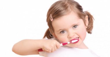 لو بيضايق أو بيخاف.. إزاى تدربى طفلك على غسل الأسنان