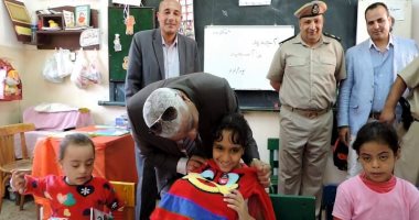 فيديو.. مدير أمن كفر الشيخ يوزع الهدايا على التلاميذ ذوى الاحتياجات الخاصة