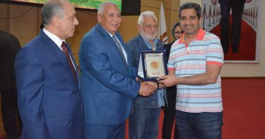 محافظ الوادى الجديد يكرم وفد الاتحادين المصرى والعربى للثقافة الرياضية 