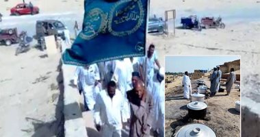 صور.. أهالى سيوة يصعدون جبل الدكرور للاحتفال بعيدهم السنوى "إسياحت".. السيويون يتركون منازلهم عقب الحصاد للاجتماع على ذكر الله.. إنهاء الخصومات أبرز ملامح العيد.. وإعداد ولائم للآلاف من الأهالى والسياح