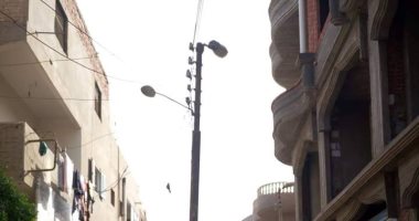 اضبط مخالفة.. 3 أعمدة إنارة تعيق الحركة بوسط شارع المحكمة بأولاد صقر