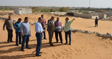 محافظ الوادى الجديد يتفقد منطقة عين ياسين بالخارجة ويوجه بإزالة سياجات الجريد