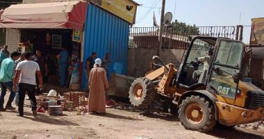 صور.. حملة مكبرة لإزالة إشغالات أمام محطة الشرق بالزقازيق