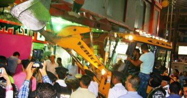 صور ..مدير أمن الإسماعيلية يقود حملة ليلية لإزالة الإشغالات بدائرة قسم ثان