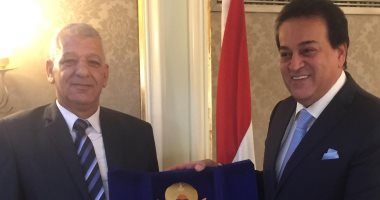 وزير التعليم العالى يكرم موظفا بمعهد طنطا التجارى لأمانته
