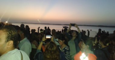 صور.. السياح يلتقطون السيلفى بأبو سمبل قبل تعامد الشمس على وجه رمسيس الثانى