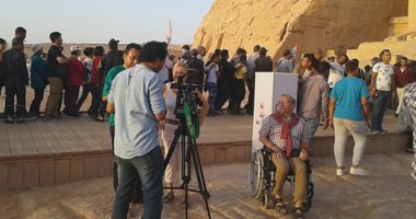 صور.. سياح يتابعون تعامد الشمس على وجه تمثال رمسيس الثانى فوق كرسى متحرك