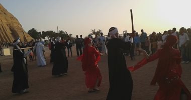 صور.. السياح يرقصون مع فرق الفنون الشعبية فى احتفالية تعامد الشمس بأسوان