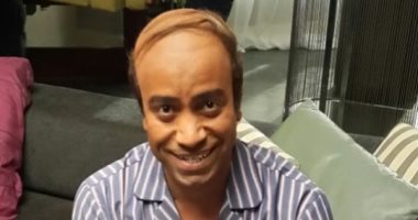 حسن حسنى ستايل.. سامح حسين أصلع فى أحدث ظهور له