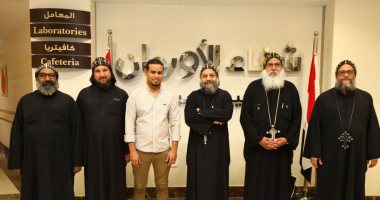 صور.. وفد قبطى من دير وادى النطرون يزور مرضى السرطان بمستشفى أورام الأقصر