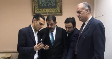 جمارك مطار القاهرة تضبط طبنجة نارية محظور استيرادها.. صور