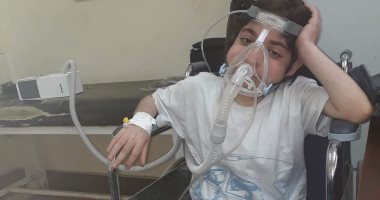  صور.. مأساة طفل بالغربية يعيش على أجهزة التنفس ويحتاج لزراعة رئة.. أحمد يعانى من عيب خلقى والتشخيص الخاطئ ساهم فى تدهور حالته.. والده: " ابنى ممكن يموت لو الكهربا قطعت " ..وأناشد" وزارةالصحة" بالتدخل لعلاجه