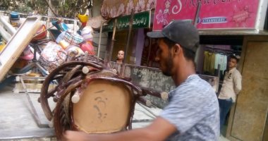 صور..أمن الجيزة يزيل إشغالات شارع العريش بالهرم